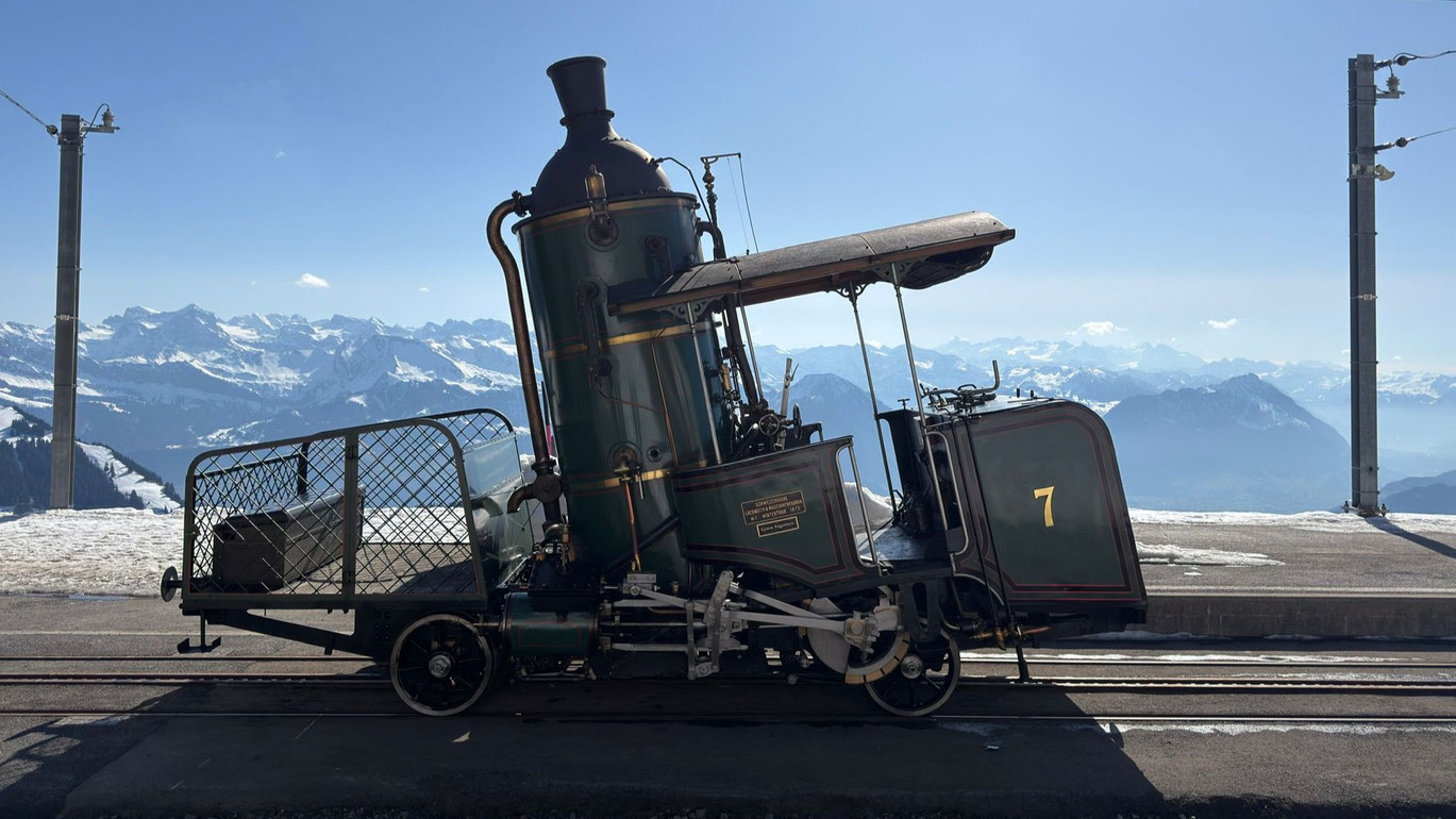 Historische_Lok_Nummer_7_Rigi_Bahnen_auf_Rigi_Kulm