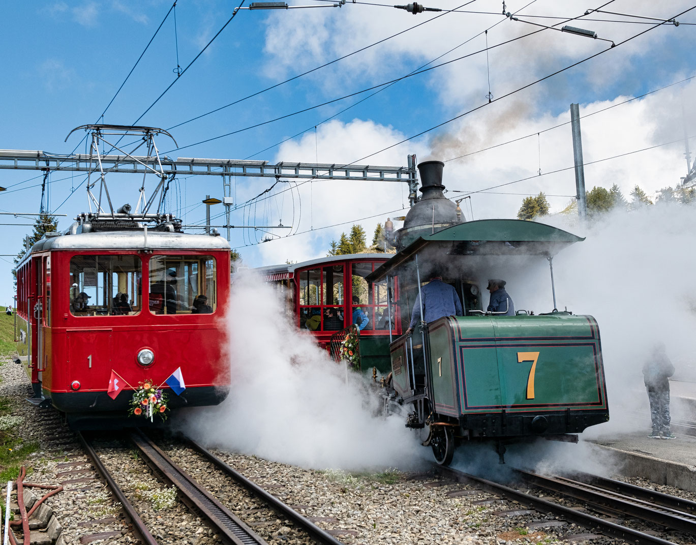 gruene_Lok_Nr_7_roter_Motorwagen_Nr_1_mit_Dampfkraft_im_Einsatz_auf_Strecke_Rigi
