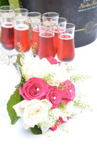 j'ai fait cette photo des verres de champagne sur une table avec le bouquets de la marié de le château de bel-air de combrée en Charente maritime. 