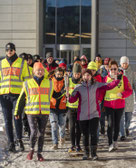 Athletin Sophie Nowak führt die Laufgruppe mit Polizist*innen und anderen Vereinen mit der Fackel an. Foto: SOD/Christian Seeling