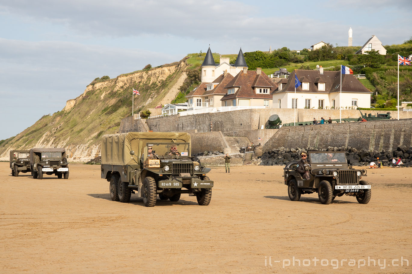 Fahrzeuge aus dem Zweiten Weltkrieg am Strand von Arromanchens.