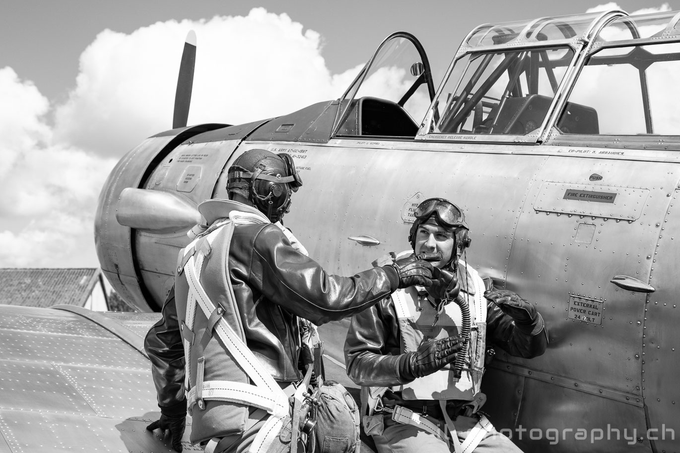 Piloten bei der Flugbesprechung auf dem nachgebauten Flugfeld A20 bei Lessay.