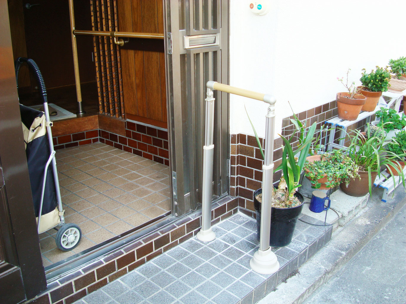 介護保険利用。玄関・屋外ポーチの手すりの取り付けに行ってきました♪利用者様が本当に必要な工事を！ 堺市 堺区の福合施設 「まん福亭」