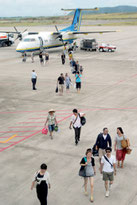 与那国空港から新石垣空港に到着したRACの旅客機。観光客数の解釈をめぐり、意見が割れている(2014年1月撮影)