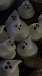 Assortiment de pâtisseries et viennoiseries réalisées par les boulangeries Y&M à l’occasion d’Halloween. On y découvre des créations gourmandes aux couleurs de la fête : éclairs décorés de toiles d’araignée en chocolat, muffins au glaçage orange, sablés c