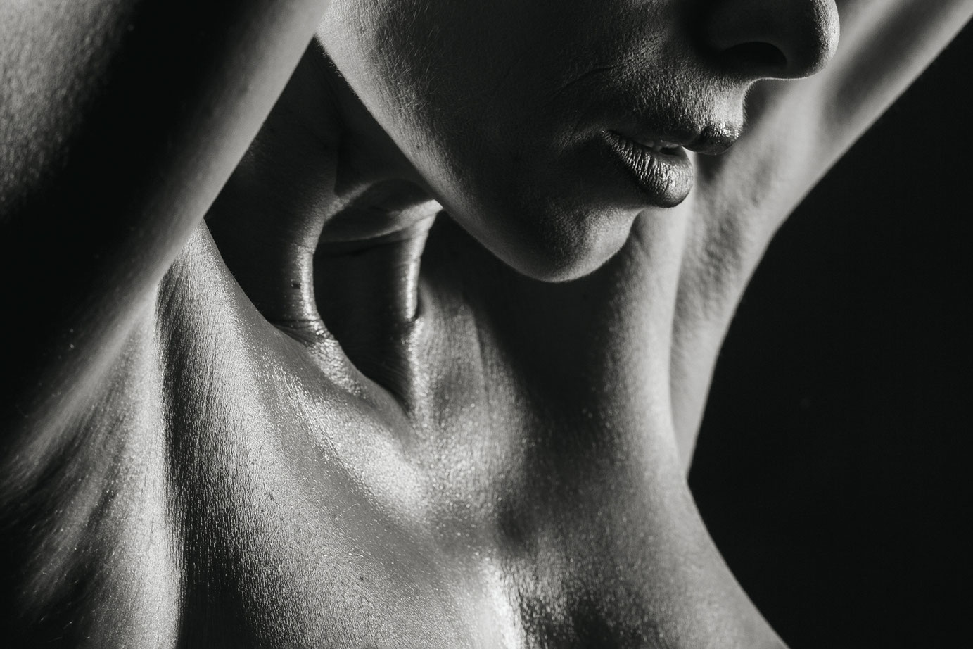 Aktfotografie schwarzweiss gesicht mund lippen virginie varon