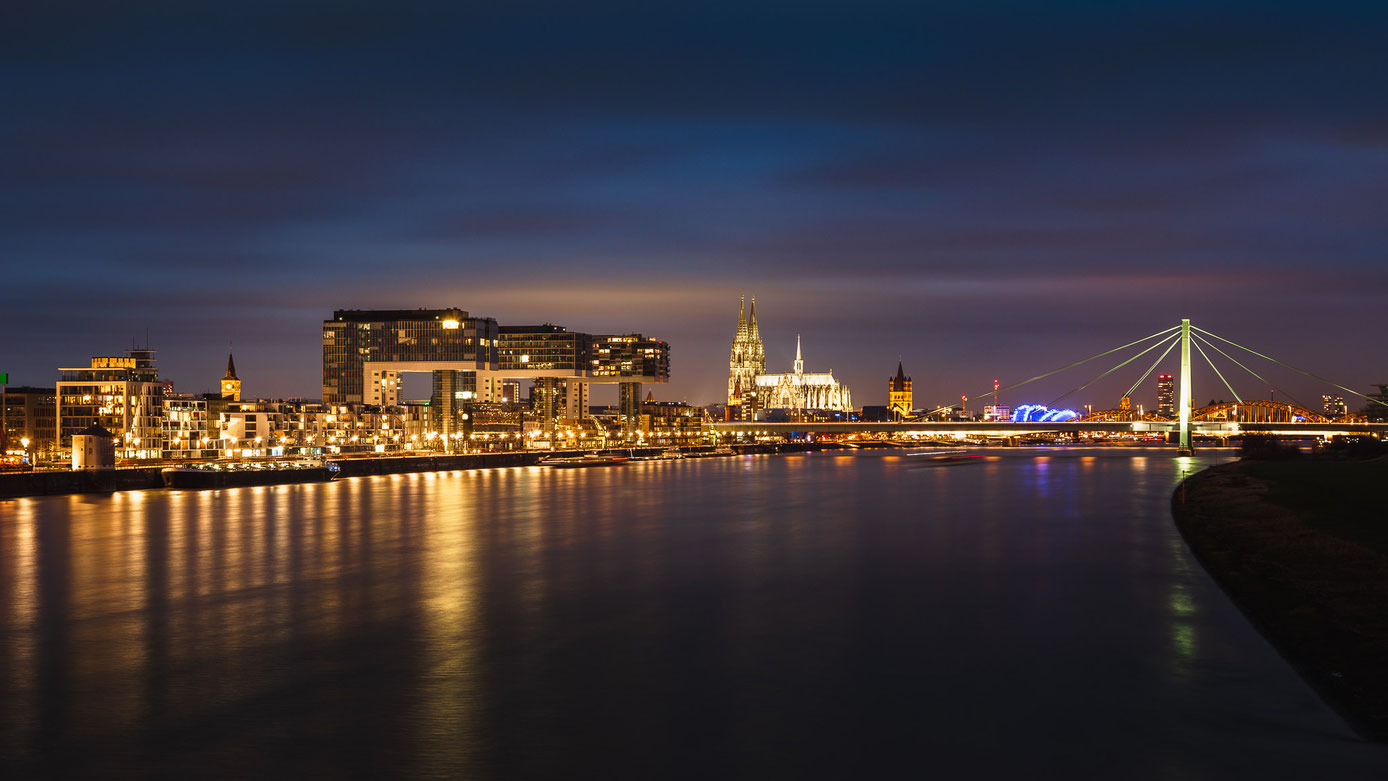 Skyline von Köln bei Nacht mit Altstadt, Kranhäusern, Dom und Severinsbrücke