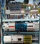 Installation d’un tableau électrique tertiaire avec gestion triphasée, horloge programmable et protections différentielles – Daiselec