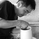 晩香窯６代目の庄村久喜：有田の技を習得し、オリジナルの表現を追求している。独自で生み出したシルクのような光沢をもつ「白妙磁(しろたえじ)」は唯一無二の美しさがある白磁である。