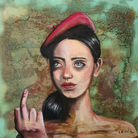Süßes Mädchen mit französischem Look zeigt den Mittelfinger auf rosthintergrund mit grüner Patina