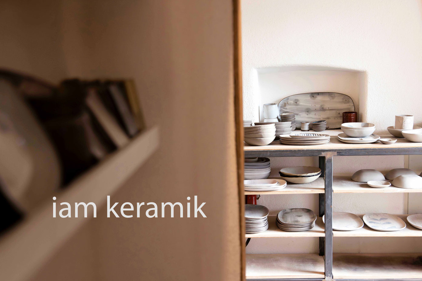 Werkstatt mit fertige Keramikarbeiten