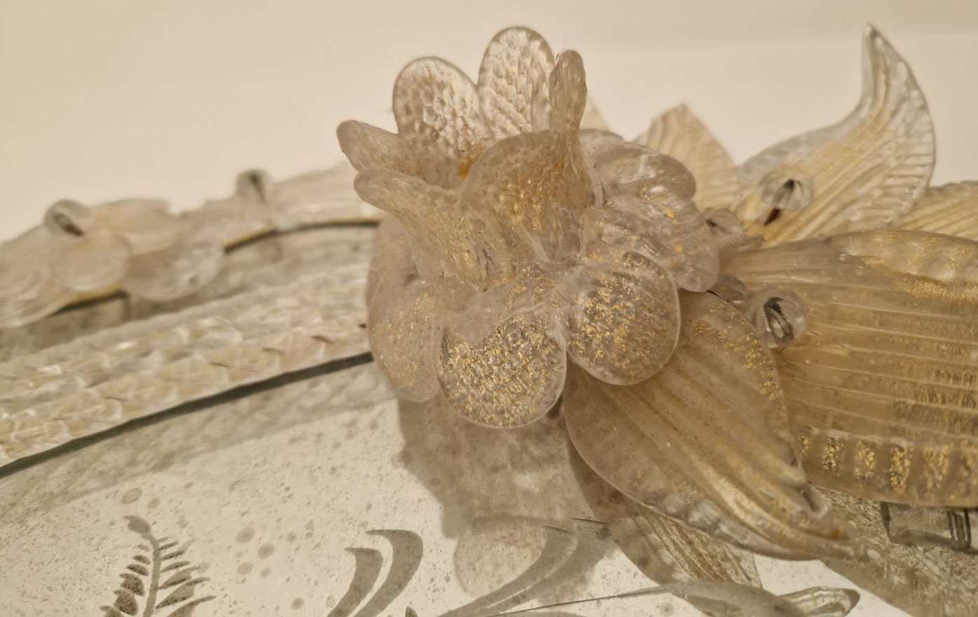 Corolla floreale per specchio veneziano in vetro di Murano trasparente con oro 24 Kt e foro centrale per fissaggio con chiodino in vetro