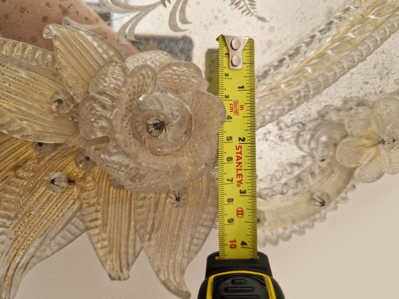 Dettaglio corolla in vetro di Murano con oro 24 Kt montata su specchio veneziano con sistema di fissaggio tradizionale