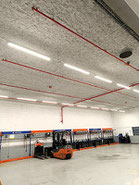 Installation d’un éclairage LED linéaire dans une zone de stationnement et de recharge de chariots élévateurs au sein d’un bâtiment tertiaire logistique