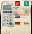 Disjoncteur Legrand DMX³ 2500 dans un tableau électrique pour installation tertiaire.