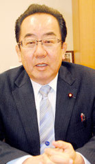 インタビューに応じる西銘氏=東京の衆議院第二会館