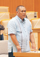 砂川氏は離島振興について質問した=2日、県議会