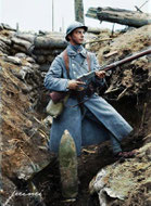 Un poilu dans une tranchée.