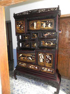 Superbe cabinet japonais en bois, incrustations de nacre et os, époque Meiji