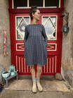 Froeken Frida Sweaty Kleid Anouk, blau trifft bunt