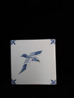 Carreau Oiseau coloré 15  fond bleuté Dimensions 13cm×13cm Faience de Delft