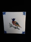 Carreau Oiseau coloré 24  fond bleuté Dimensions 13cm×13cm Faience de Delft