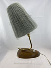 Nachttischlampe 50er Jahre mit Wollschirm und hübschem Holzfuss. Art.-Nr. 2036
