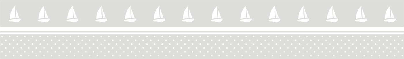 Detailansicht der sandfarbenen Bordüre mit weißen Segelbooten und Punkten im Rapport-Design.