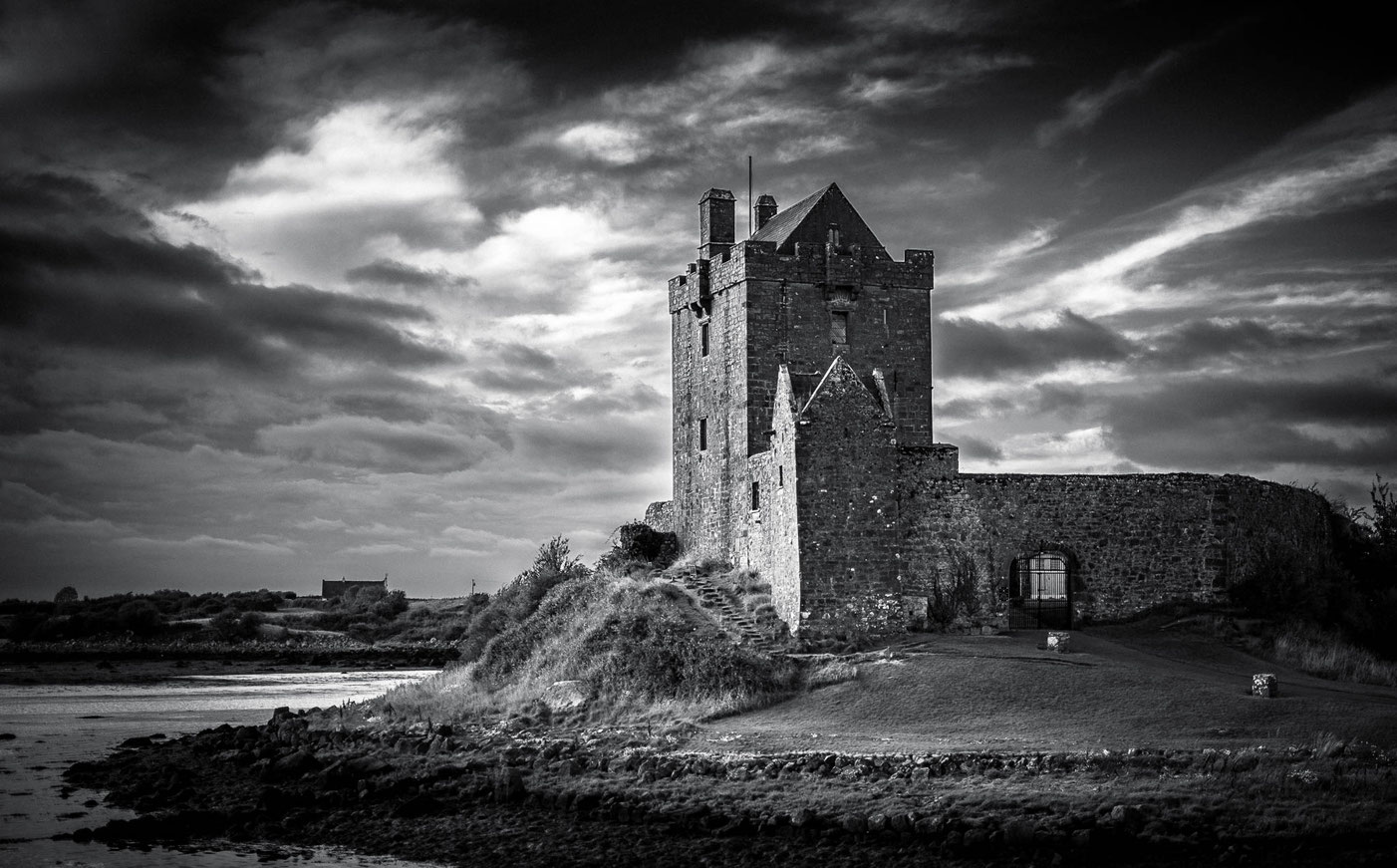 Schwarz-weiß Foto der Burg Dunguaire Castle in der Galway Bay in Kinvarra in Irland