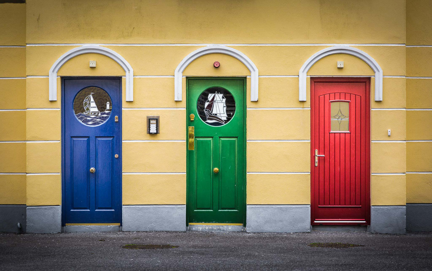 Drei bunte Türen in Cobh in Irland