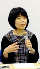 星空ガイド育成講座で、星にまつわる歌を紹介する俵万智さん=28日、石垣島天文台