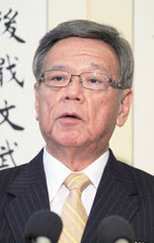記者団の質問に答える翁長知事=22日、県庁