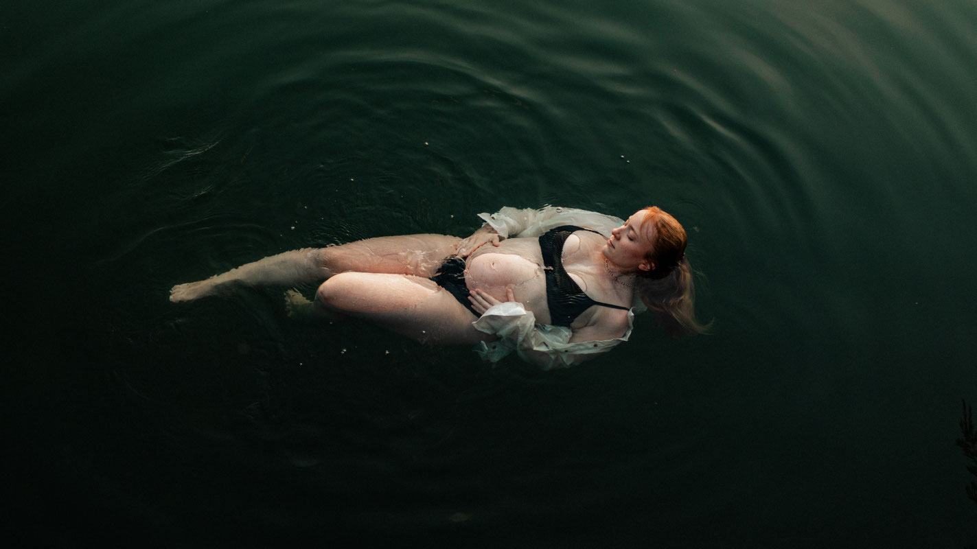 Babybauchshooting im Wasser, besonderes Babybauchfoto