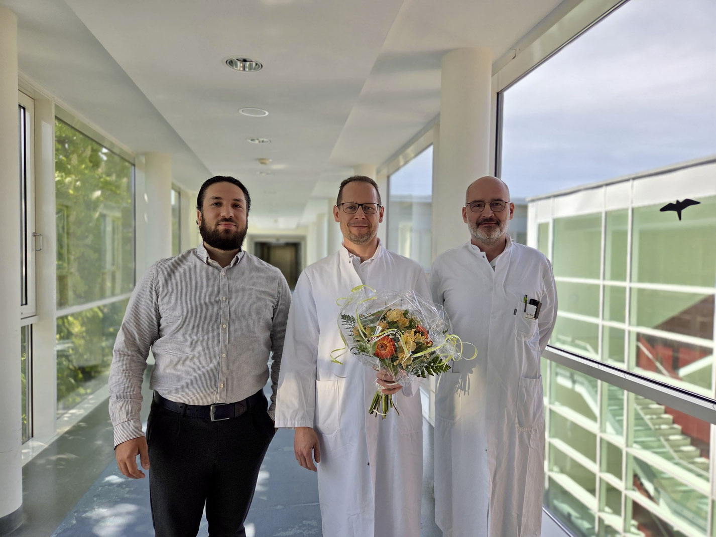 Foto: AMEOS BU: Dr. med. Alexander Knörnschild (Mitte) wird von Krankenhausdirektor Robin AL-Ani (links) und dem kommissarischen Ärztlichen Direktor Dr. med. Oliver Beuing (rechts) in seiner neuen Rolle willkommen geheißen.