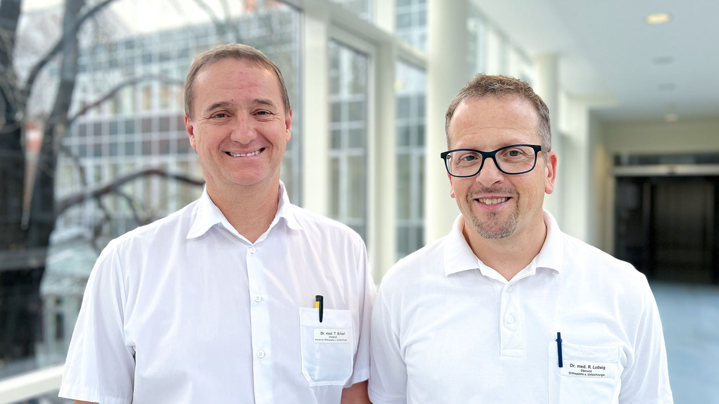 Foto: AMEOS BU: Dr. med. Tobias Schaaf (l.) und Dr. med. Ralph Ludwig informieren bei der Veranstaltung über die Arbeit des EndoProthetikZentrums am AMEOS Klinikum Bernburg.