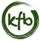 Logo der Gestalttherapeutin Kay Filiz Burmeister: Ein mit dem Pinsel schwungvoll gezeichneter grüner, unvollständiger Kreis mit den Buchstaben 'kfb' in der Mitte.