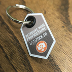 La médaille LOOZTICK avec un QRCODE pour retrouver plus rapidement son chien égaré par coach canin 16 educateur canin à domicile en Charente