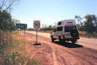 Geländewagen - Abzweigung der Gibb River Road - - SUV-Roadtrip
