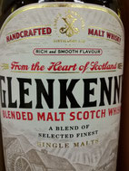Der Glennkenny Blended Malt Scotch Whisky ist eine hellgoldene Spirituose mit rötlichem Funkeln 