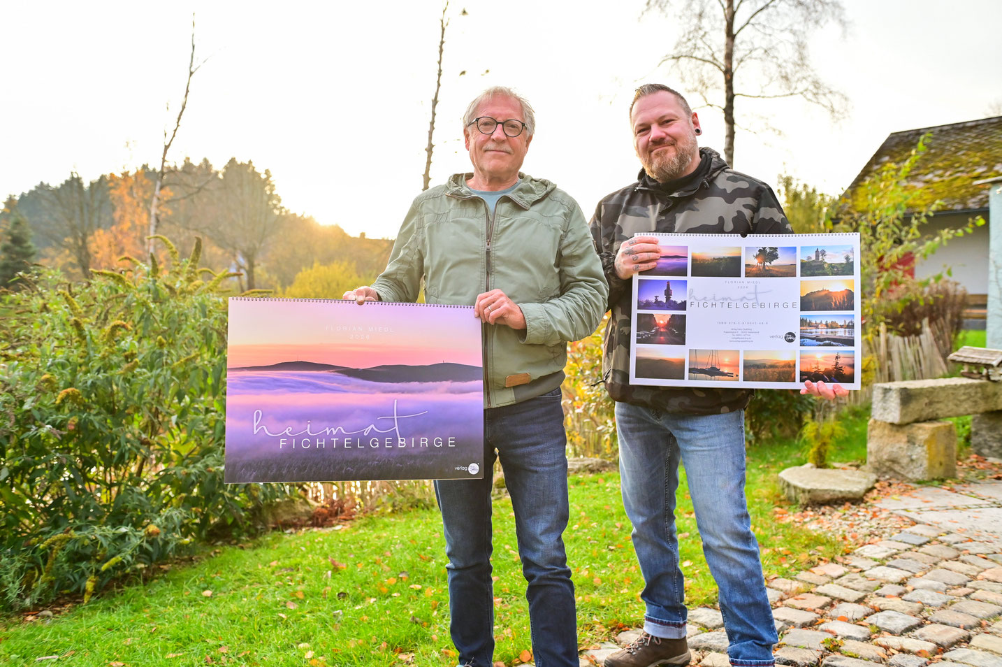 Zusammen mit Verleger Heinz Späthling und dem neuen Kalender für 2026