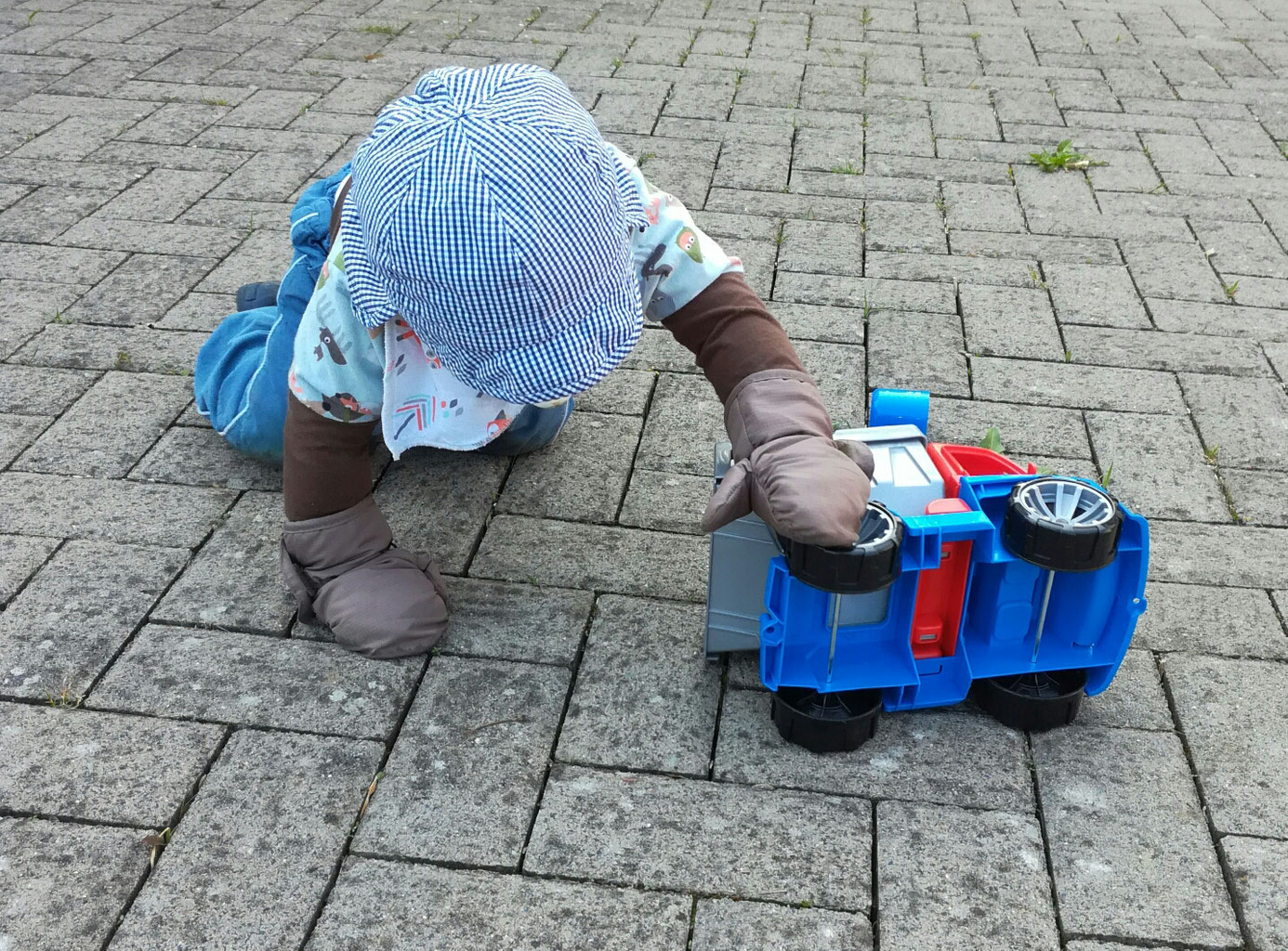 Handschuhe schützen die zarte Kinderhaut.