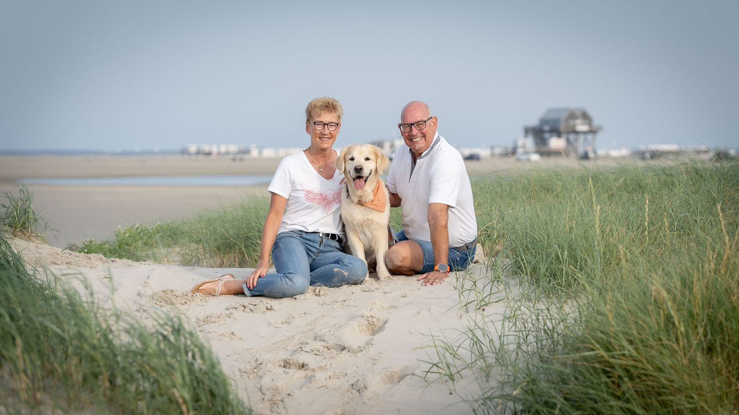 Fotograf St Peter-Ording, Familien Fotoshooting, Strand Fotoshooting, Hundefotos am Strand, Familie in den Dünen, Hund am Strand, Pfahlbau, Nordsee, Familienbilder, Dünenlandschaft