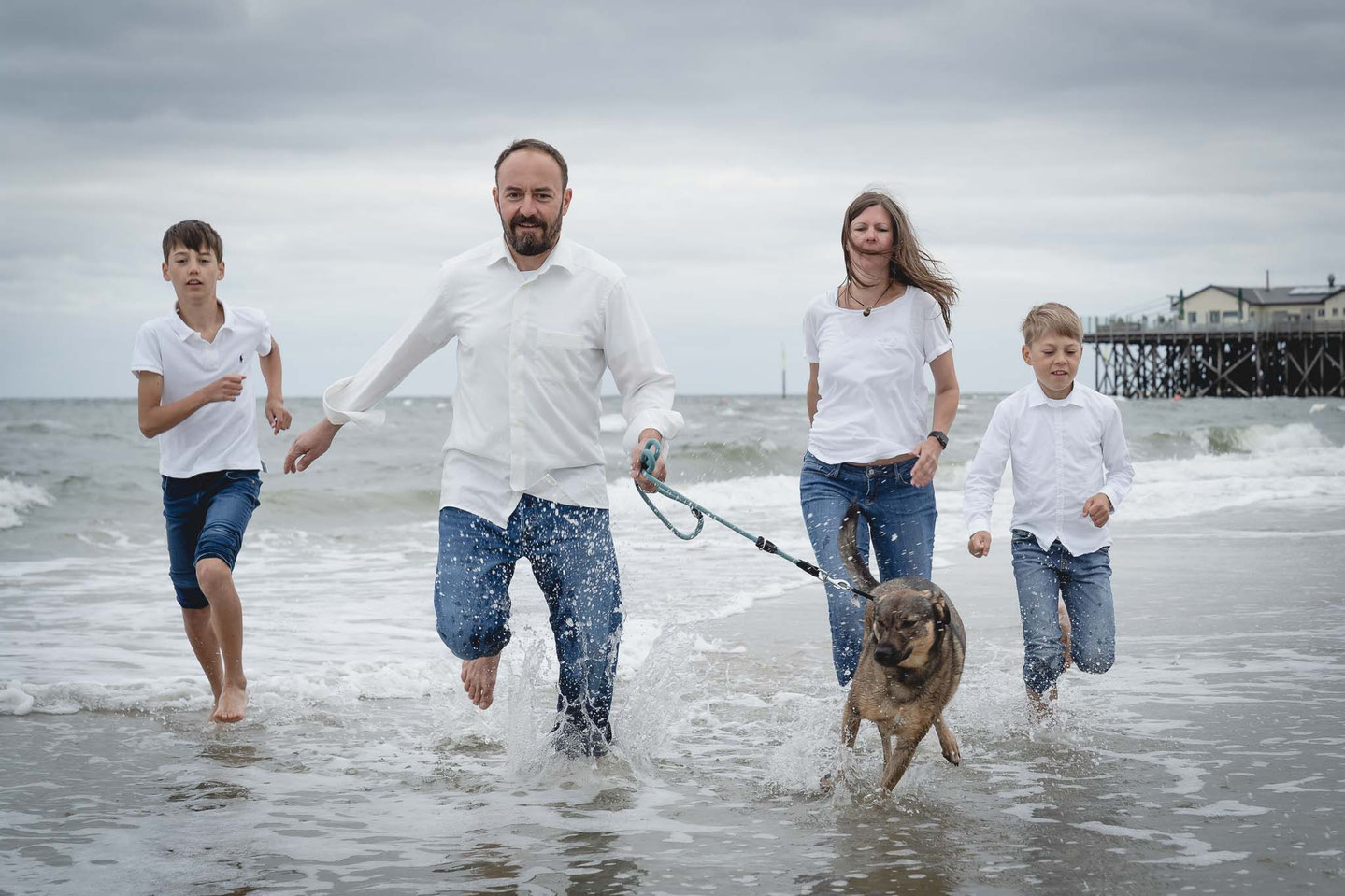 Fotograf in der Nähe, Familie am Strand, Familie mit Hund am Strand, Fotograf St Peter Ording, Familien Fotoshooting, Strandbar 54 Grad Nord, Strand Sankt Peter-Ording, Hochwasser am Strand, Familie in der Nordsee