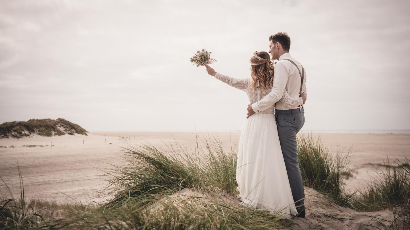 Fotograf in der Nähe, Fotograf St Peter Ording, Brautpaar am Strand, Brautpaar in den Dünen, Strand von St. Peter-Ording, Brautstrauß, Hochzeitsfotos am Strand