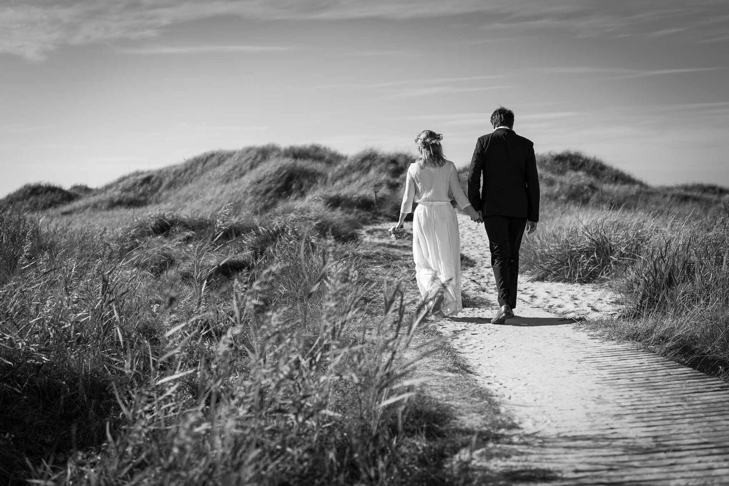 Fotograf St Peter Ording, Fotograf in der Nähe, Brautpaar in den Dünen, Brautpaar am Strand, Hochzeitsbilder am Strand, Brautpaar Hand in Hand, Brautpaarfotos