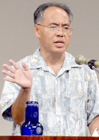 「第4回八重山のすまむにを話す大会」で最優秀賞に輝いた東大浜剛さん=22日午後、市民会館中ホール