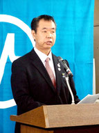 「町民の負託、期待に応えていこう」と呼び掛けた川満町長=1日午前、町役場