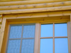 Fenster im Blockhaus