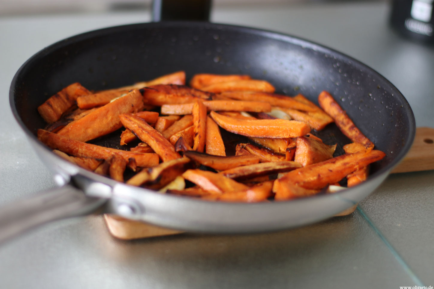 Kann Man Tiefkühl Pommes In Der Pfanne Machen KNUSPRIGE SÜßKARTOFFEL POMMES - Oligarto