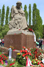 © Helga Karl. Sowjetisches Ehrenmal Treptower Park, 9 .Mai 2015. Denkmal "Mutter Heimat" umgeben von Kränzen und Blumen